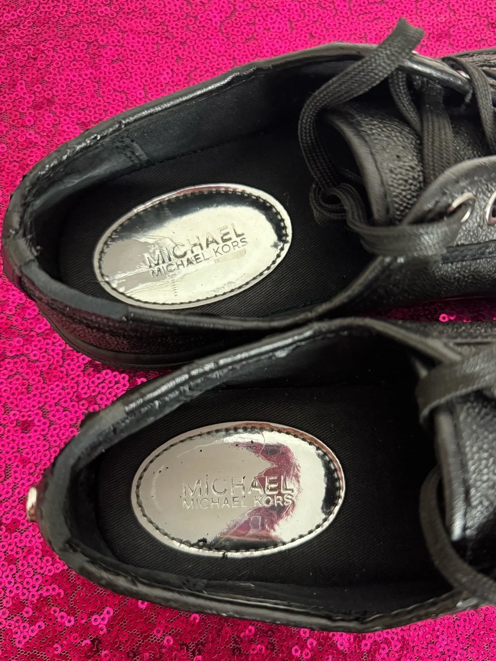 MICHAEL KORS 🖤 Black Low-Top Lace-Up Rubber Sole Sneakers (Women’s 6.5)